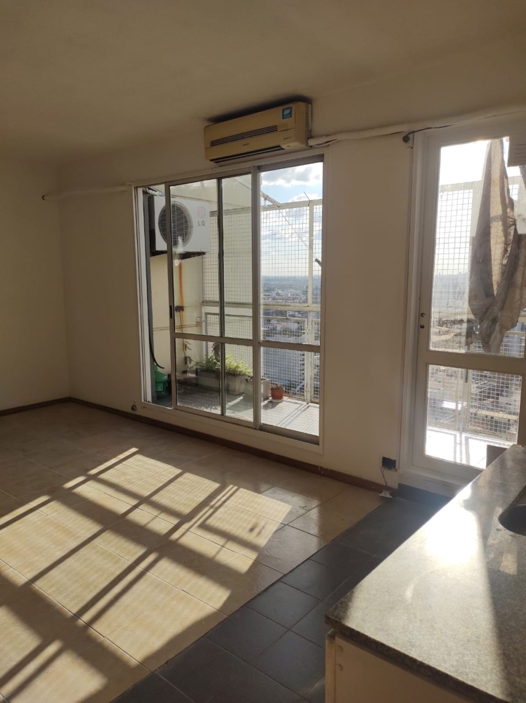 Alquiler 2 Ambientes – Piso Alto con Vista Abierta y Excelente Luz Natural. Torres Jardín Villa Crespo. 
Hermoso departamento de 2 ambientes en piso alto, con vista abierta a la ciudad y atardeceres únicos. Muy luminoso, con balcón corrido, ideal para disfrutar del sol y el aire libre. 
Cocina integrada al living-comedor, moderna y funcional. 
Dormitorio con placard y salida al balcón. 

Excelente distribución y circulación de aire. 
El edificio cuenta con amenities premium: 
Gran parque con juegos para niños 
Dos piletas para disfrutar 
SUM totalmente equipado 
Gimnasio 
Seguridad 24 horas 

Ideal para quienes buscan vivir en un entorno moderno, seguro y rodeado de espacios verdes. 
